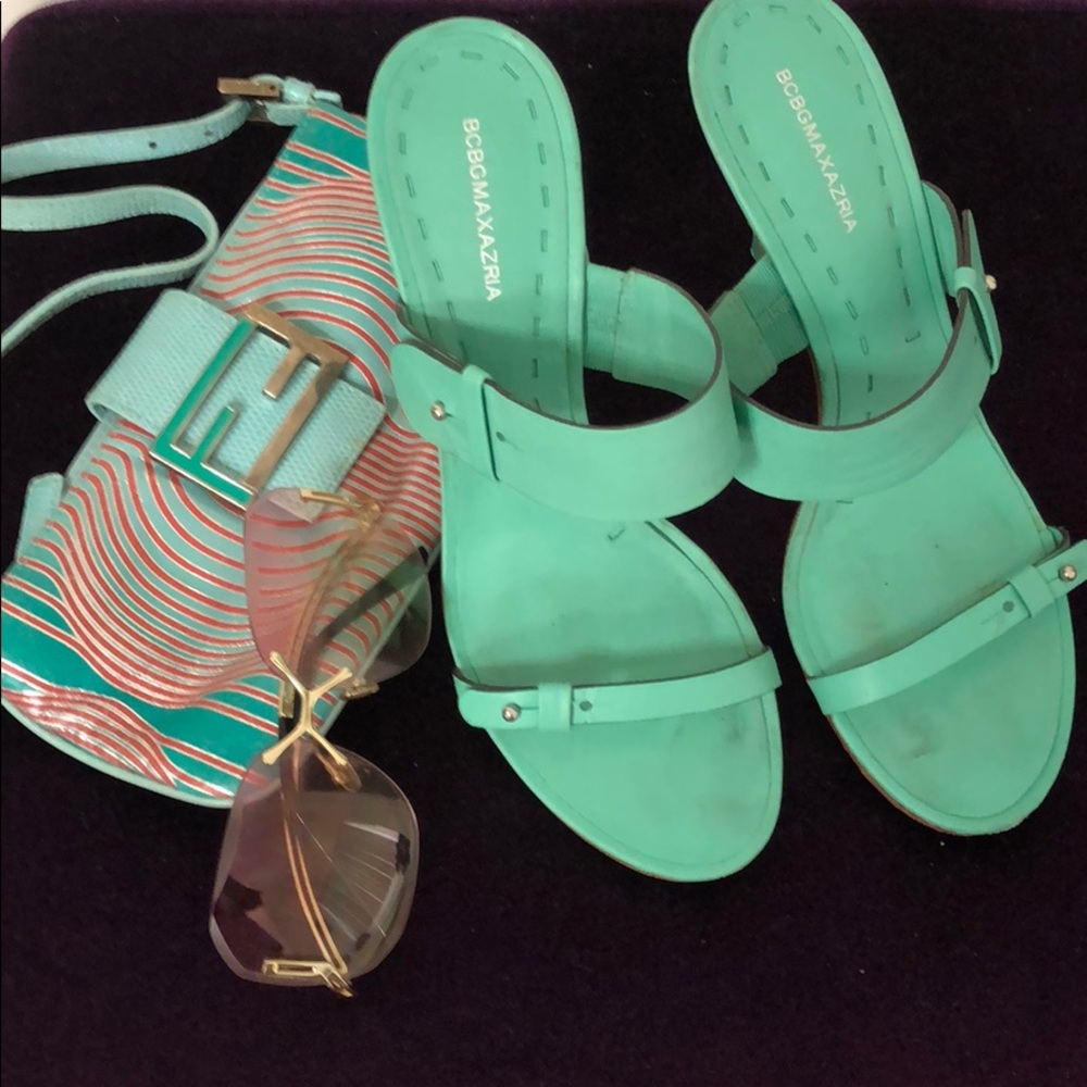BCBGMAXAZRIA 2 band 3inch pistachio heels